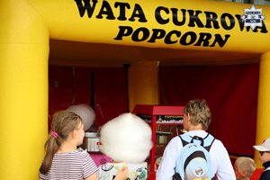 Stoisko z watą cukrową.
