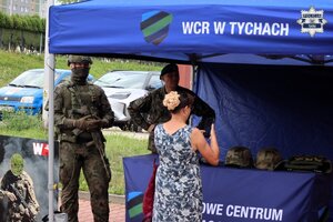Promocyjne stoisko Wojskowego Centrum Rekrutacji.