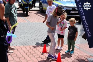 Dzieci idące przez tor przeszkód w alko-goglach.