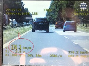 Wyświetlacz video-rejestratora, na którym widoczny jest samochód marki BMW oraz wskazania cyfrowe w tym prędkości, to jest 176 km/h.