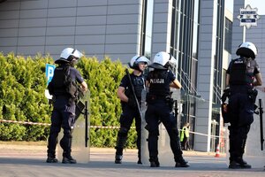 Umundurowani policjanci Oddziałów Prewencji Policji zabezpieczają teren przy Stadionie Miejskim w Tychach.