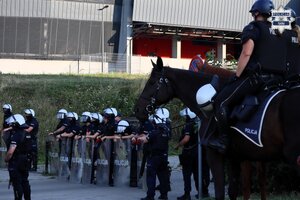 Umundurowani policjanci Oddziałów Prewencji Policji oraz Policji Konnej zabezpieczają teren przy Stadionie Miejskim w Tychach.