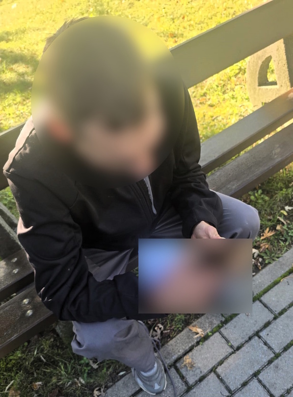 Mężczyzna siedzący na ławce.
